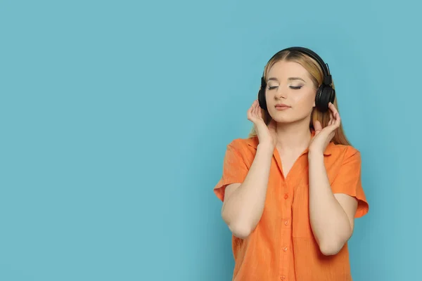 Όμορφη Γυναίκα Στα Ακουστικά Απολαμβάνοντας Μουσική Γαλάζιο Φόντο Χώρος Για — Φωτογραφία Αρχείου