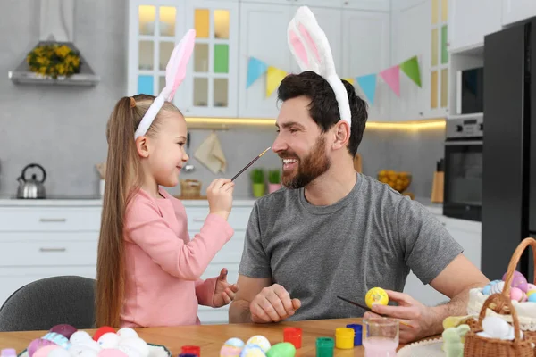 Otec Jeho Roztomilá Dcera Baví Při Malování Velikonoční Vajíčka Stolu — Stock fotografie