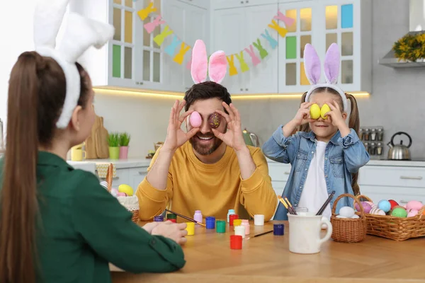 Baba Kızı Mutfakta Paskalya Yumurtasıyla Gözlerini Kapatıyorlar Aile Eğleniyor — Stok fotoğraf