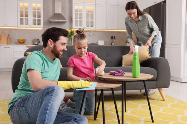 Frühjahrsputz Eltern Mit Tochter Räumen Gemeinsam Wohnzimmer Auf — Stockfoto