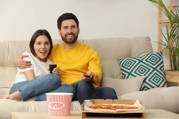 Šťastný Pár Sledující Televizi Popcornem Pizzou Gauči Uvnitř Prostor Pro — Stock fotografie