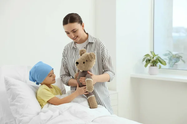 Cancro Infância Mãe Filha Com Urso Brinquedo Hospital — Fotografia de Stock