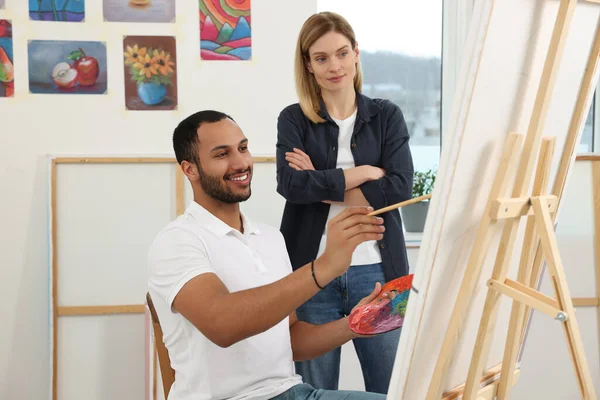 Artista Ensinando Seu Aluno Pintar Estúdio Passatempo Criativo — Fotografia de Stock