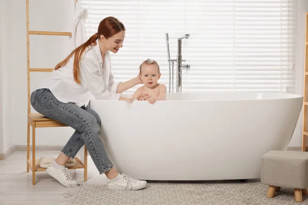 Mutter Wäscht Ihr Kleines Baby Hause Der Wanne — Stockfoto