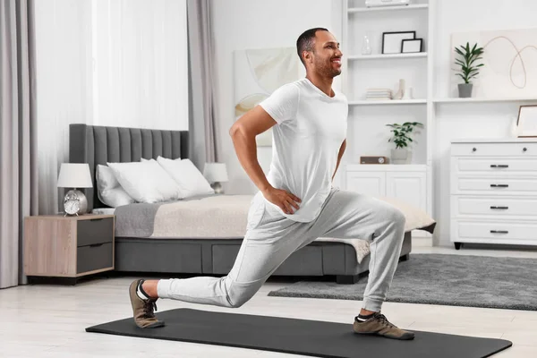 Muž Dělá Ranní Cvičení Fitness Podložku Doma — Stock fotografie