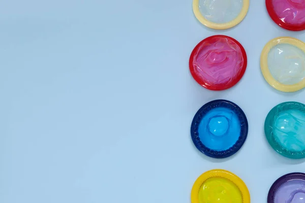 Los Condones Sobre Fondo Azul Claro Plano Yacía Con Espacio —  Fotos de Stock