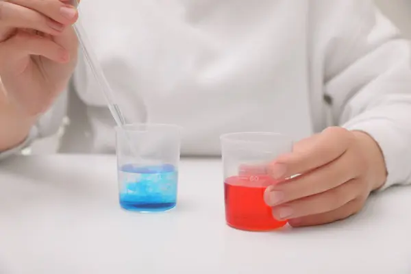 Lány Keveri Színes Folyadékokat Fehér Asztalnál Közelről Kémiai Kísérlet Készlet — Stock Fotó