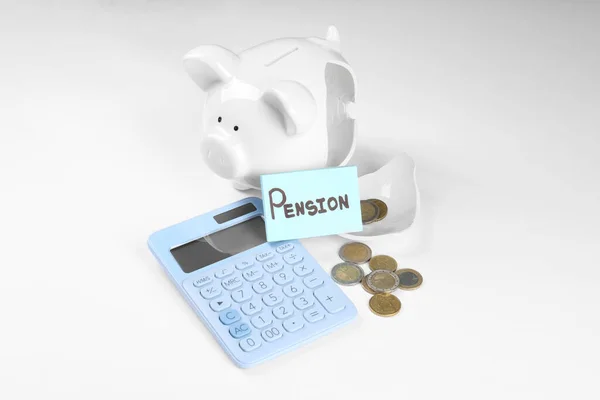 Calculadora Cartão Com Palavra Pension Banco Piggy Quebrado Moedas Fundo — Fotografia de Stock