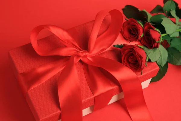 Beautiful Gift Box Bow Roses Red Background — Stock Photo, Image