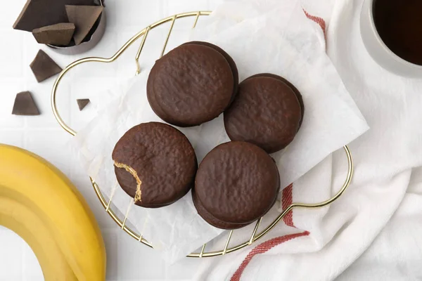 Вкусные Банановые Шоколадные Пироги Кусочки Шоколада Фрукты Белом Плиточном Столе — стоковое фото