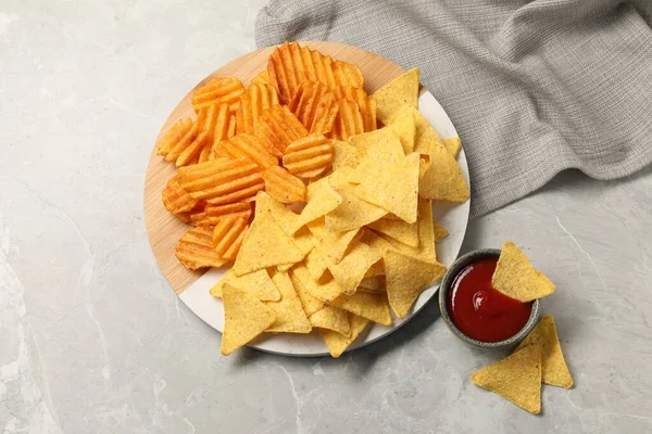 Lekkere Ketchup Met Geribbelde Tortilla Chips Grijze Tafel Vlakke Lay — Stockfoto