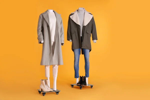 穿着时髦外套 毛衣和橙色背景毛衣的人体模特 — 图库照片