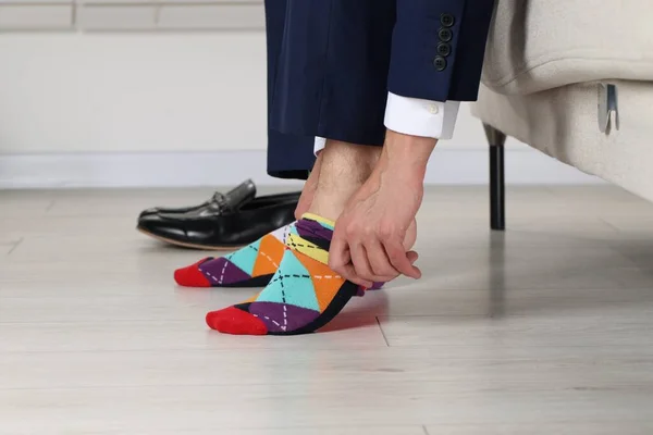 Человек Надевает Разноцветные Носки Помещении Крупным Планом — стоковое фото