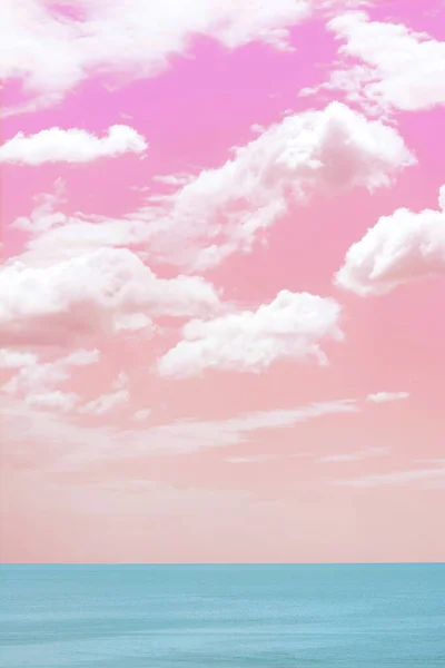 Pintoresco Cielo Rosa Coral Con Nubes Esponjosas Sobre Océano — Foto de Stock