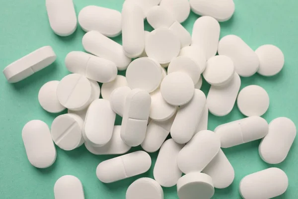 Hromada Bílých Pilulek Zeleném Pozadí Byt Ležel — Stock fotografie