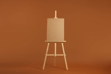Kahverengi zemin üzerinde boş tahta sehpa