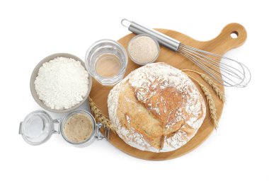 Taze pişmiş ekmek, ekşi ekmek ve diğer malzemeler beyaz arka planda, üst manzara