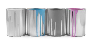 Beyaza izole edilmiş renkli boya kutuları