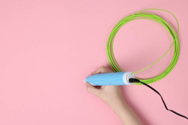 Pembe arka planda 3D kalemi olan çocuk çizimi, üst manzara. Metin için boşluk