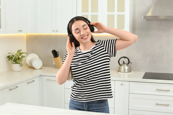 Mulher Feliz Fones Ouvido Desfrutando Música Cozinha — Fotografia de Stock