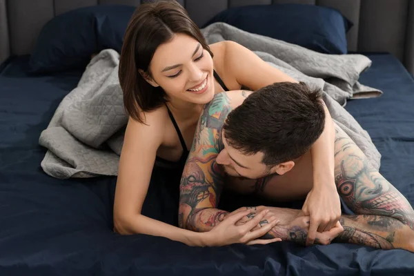 Παθιασμένο Ζευγάρι Που Κάνει Σεξ Στο Κρεβάτι Στο Σπίτι — Φωτογραφία Αρχείου