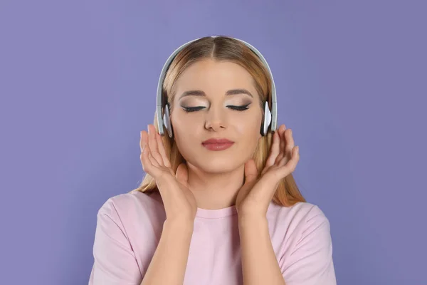 Hermosa Mujer Auriculares Disfrutando Música Sobre Fondo Violeta — Foto de Stock