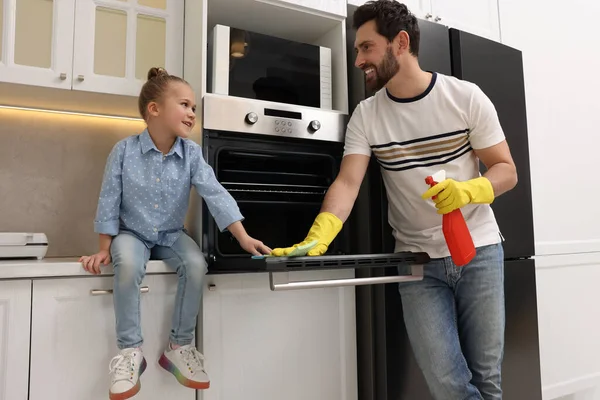 Καθαρισμός Πατέρας Και Κόρη Μαζεύουν Τον Φούρνο Στην Κουζίνα Μαζί — Φωτογραφία Αρχείου
