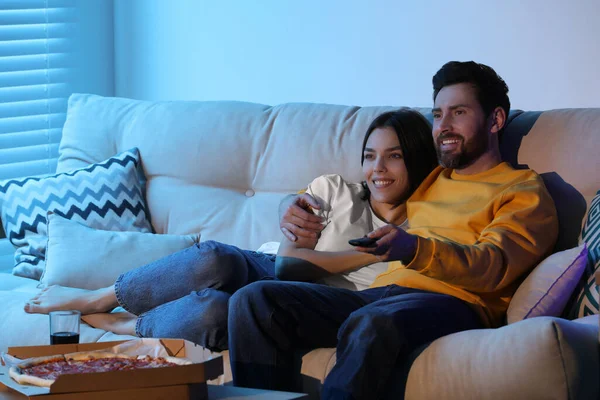 Szczęśliwa Para Ogląda Telewizję Pizzą Kanapie Wewnątrz — Zdjęcie stockowe