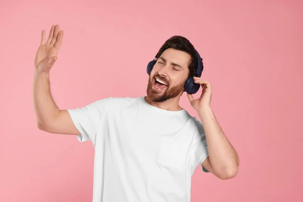 Homme Émotionnel Écoutant Musique Avec Des Écouteurs Sur Fond Rose — Photo