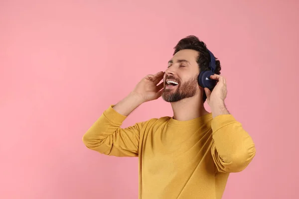 Homme Heureux Écoutant Musique Avec Des Écouteurs Sur Fond Rose — Photo
