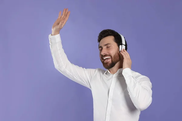 Homme Heureux Écoutant Musique Avec Des Écouteurs Sur Fond Violet — Photo