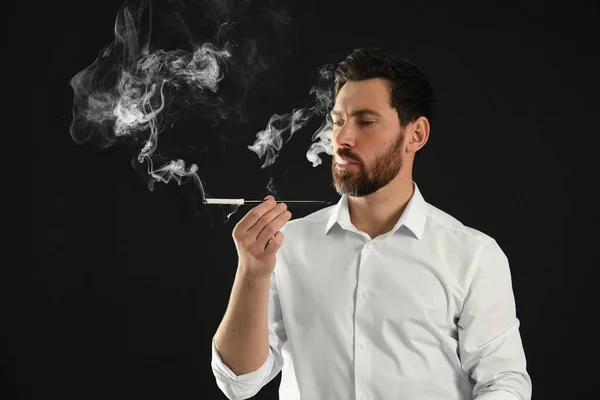 Homem Usando Suporte Cigarro Longo Para Fumar Fundo Preto — Fotografia de Stock