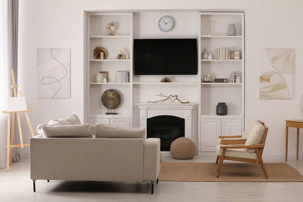 Acogedor Interior Habitación Con Muebles Elegantes Chimenea Decorativa Televisor —  Fotos de Stock