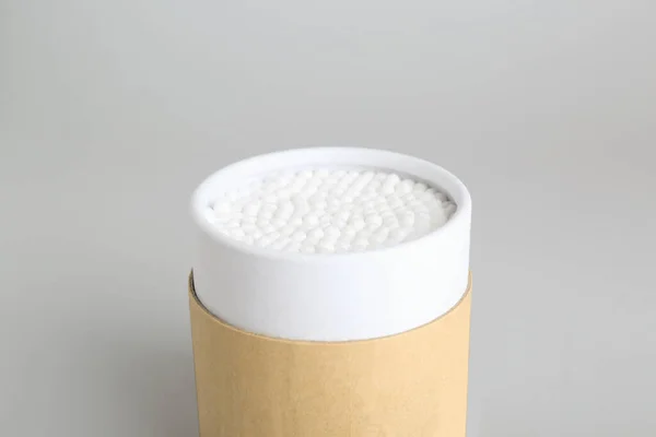 薄い灰色の背景に新しい綿の芽を持つ容器 クローズアップ — ストック写真