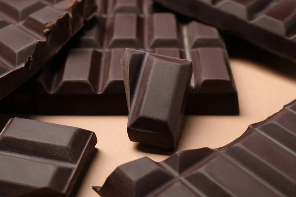 Кусочки Вкусного Шоколада Бежевом Фоне Крупным Планом — стоковое фото