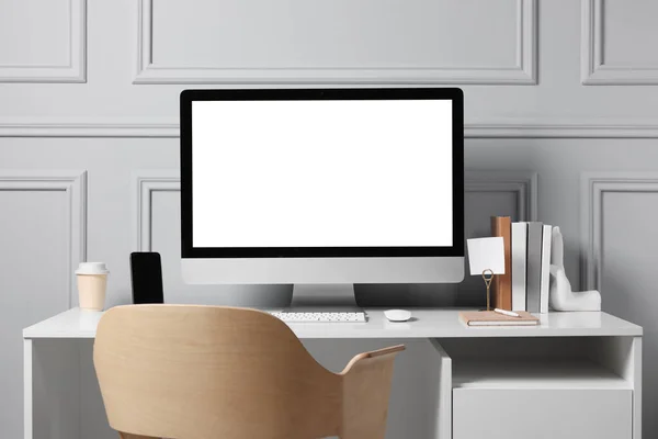 Przytulne Miejsce Pracy Komputerem Papeterią Białym Biurku Pomieszczeniach Projekt Wnętrza — Zdjęcie stockowe