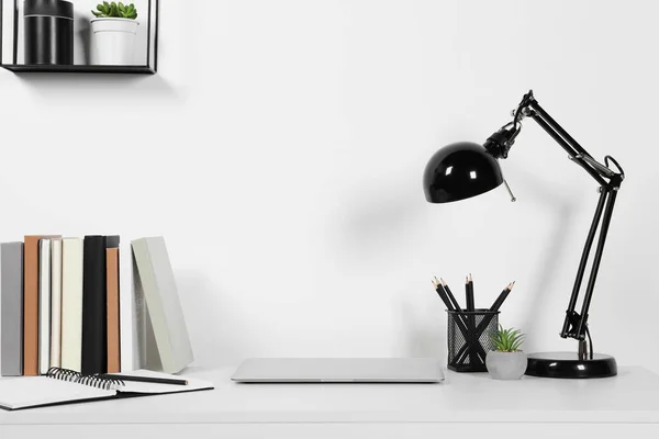 Espaço Trabalho Acolhedor Com Laptop Lâmpada Papelaria Mesa Branca Casa — Fotografia de Stock