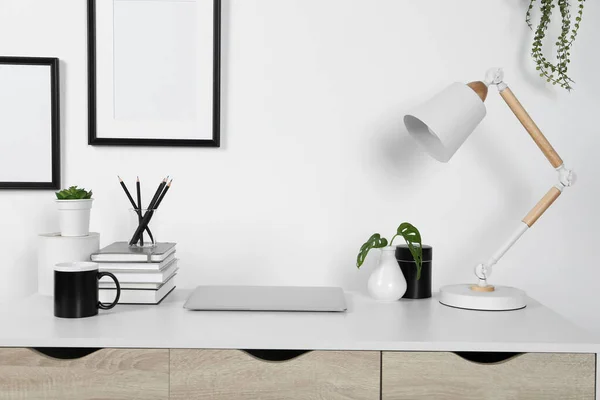 Домашняя Работа Ноутбук Лампа Канцелярские Принадлежности Белом Столе — стоковое фото