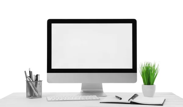 白い背景にテーブルの上のコンピュータ 鉢植えや文房具 スタイリッシュな職場 — ストック写真