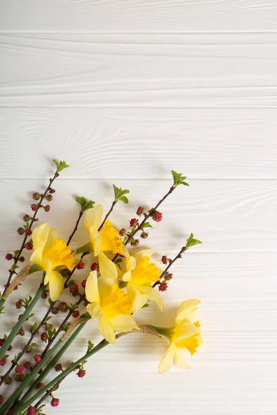 Buquê Narcisos Amarelos Belas Flores Mesa Madeira Branca Vista Superior — Fotografia de Stock