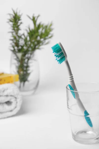 Escova Dentes Azul Claro Suporte Vidro Fundo Branco — Fotografia de Stock