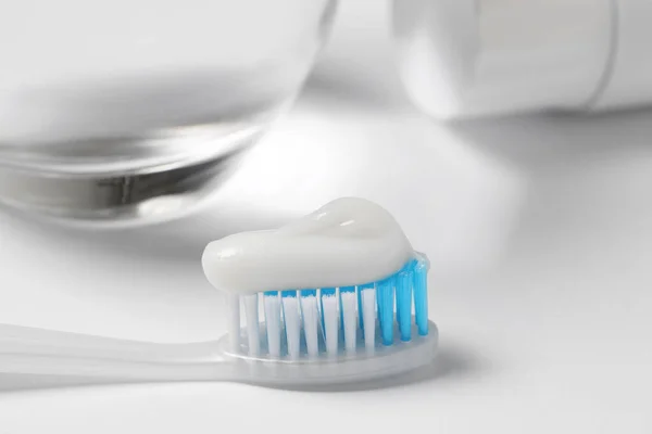 Escova Dentes Plástico Com Pasta Fundo Branco Close — Fotografia de Stock