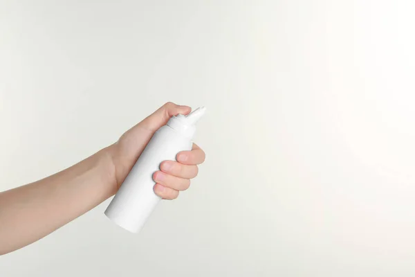 Mulher Segurando Spray Nasal Fundo Branco Close Espaço Para Texto — Fotografia de Stock