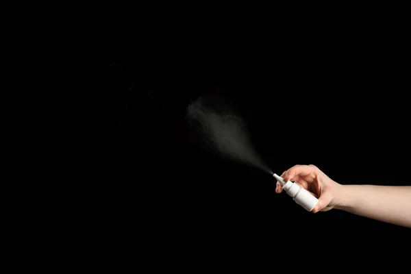 Kemacetan Hidung Wanita Penyemprotan Obat Dari Botol Pada Latar Belakang — Stok Foto