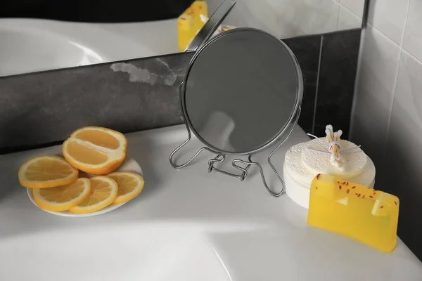 Zitronengesichtswäsche Frische Zitrusfrüchte Körperpflegeprodukte Und Spiegel Waschbecken Badezimmer — Stockfoto