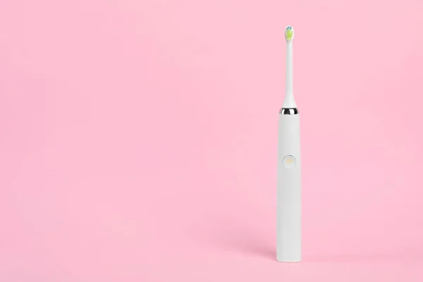 Elektrische Zahnbürste Auf Rosa Hintergrund Platz Für Text — Stockfoto