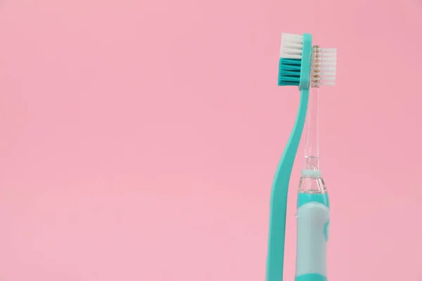 Elektrické Plastové Zubní Kartáčky Růžovém Pozadí Prostor Pro Text — Stock fotografie