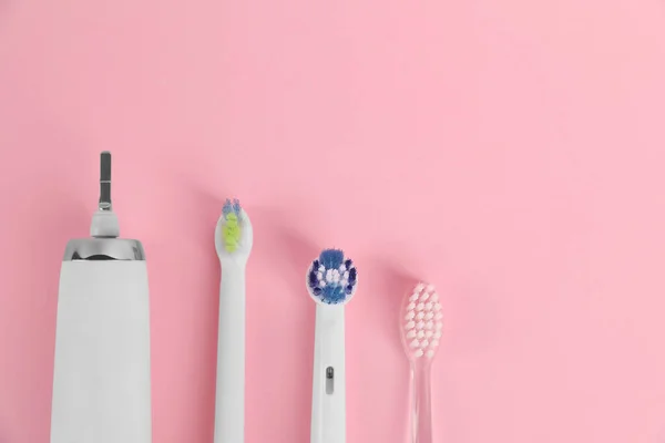 Escova Dentes Elétrica Cabeças Escova Substituição Fundo Rosa Flat Lay — Fotografia de Stock