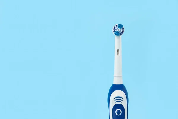 Escova Dentes Elétrica Fundo Azul Claro Espaço Para Texto — Fotografia de Stock
