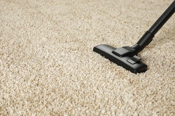 Berayun Karpet Krem Dengan Vacuum Cleaner Modern Ruang Untuk Teks — Stok Foto